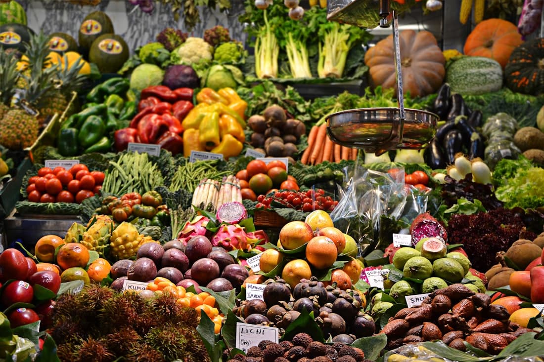 Feira com frutas e legumes frescos de produtores locais