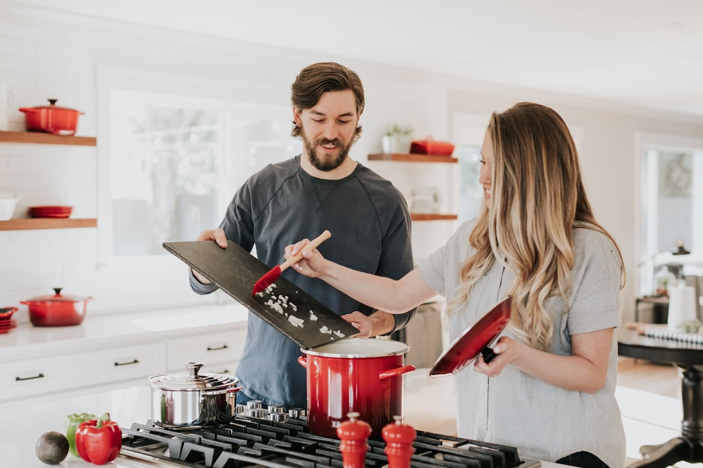 Casal cozinhando junto em casa, com a ajuda da Easily