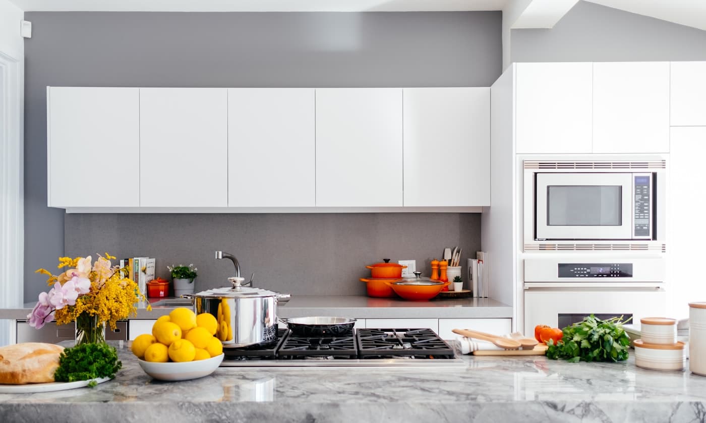Cozinha de casa organizada com frutas e temperos