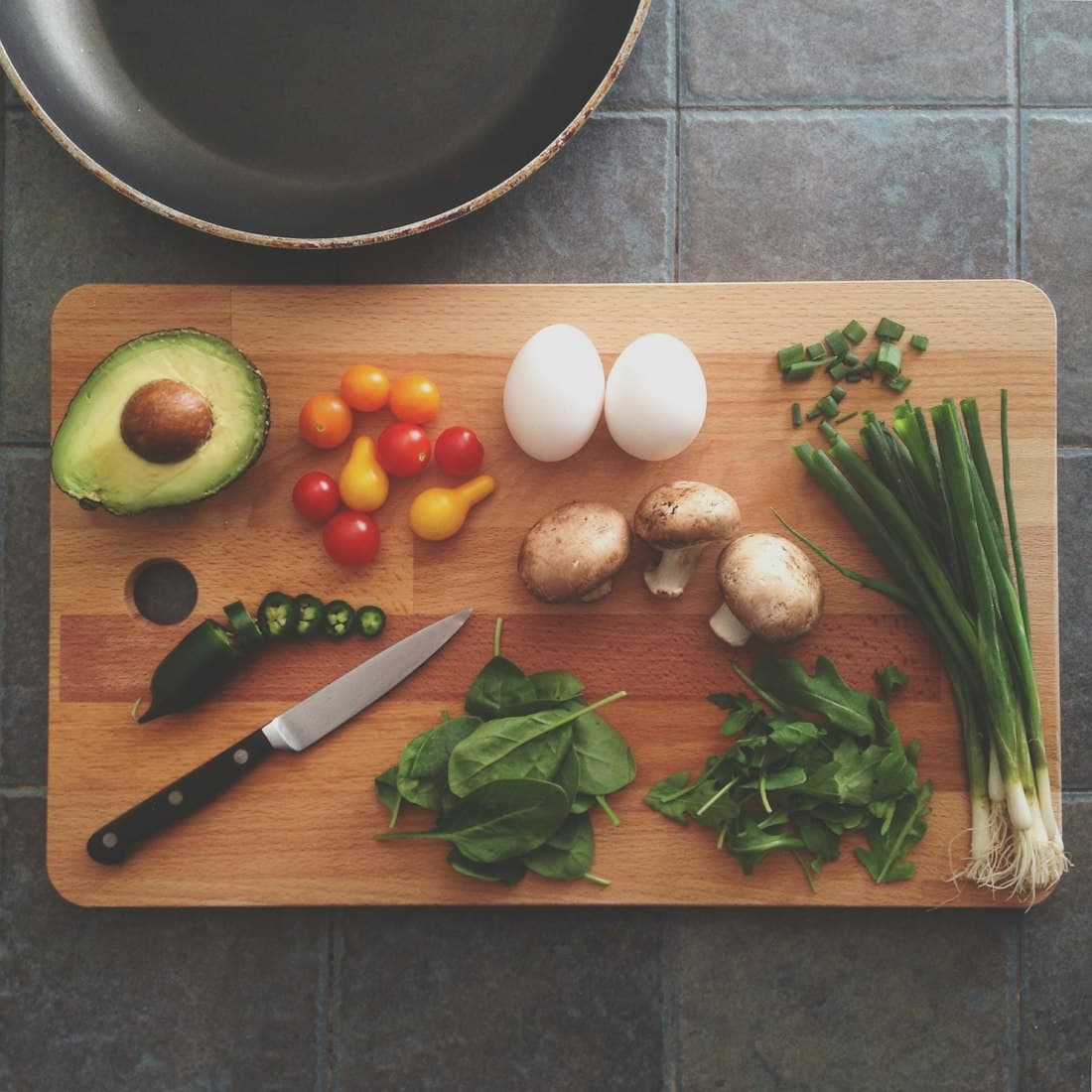 Ingredientes frescos sobre a tábua, prontos para cozinhar